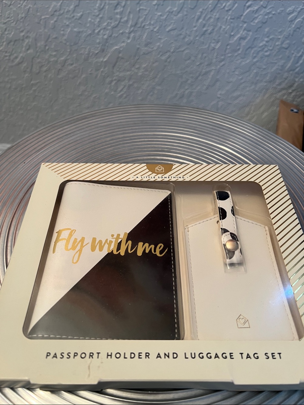 A LITTLE SOMETHING Passport Holder & Luggage Tag Set